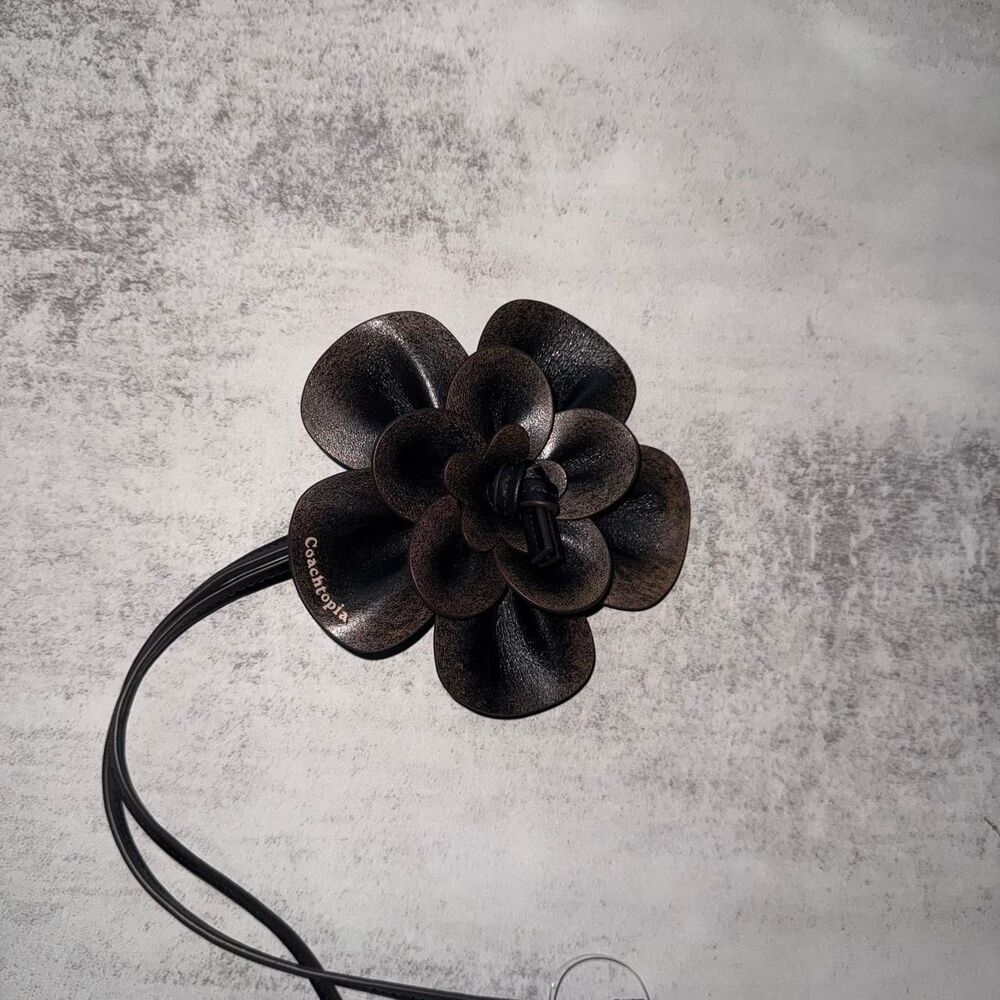 Coachtopia loved leather upcrafted flower charm - Picture 4 of 6